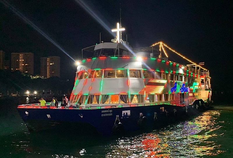 Ужин на корабле All Star Cruise Pattaya с кабаре-шоу в Паттайе 1