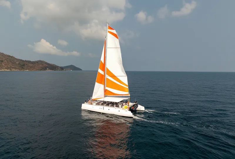 Морская прогулка Orange Sail на парусном катамаране из Паттайи