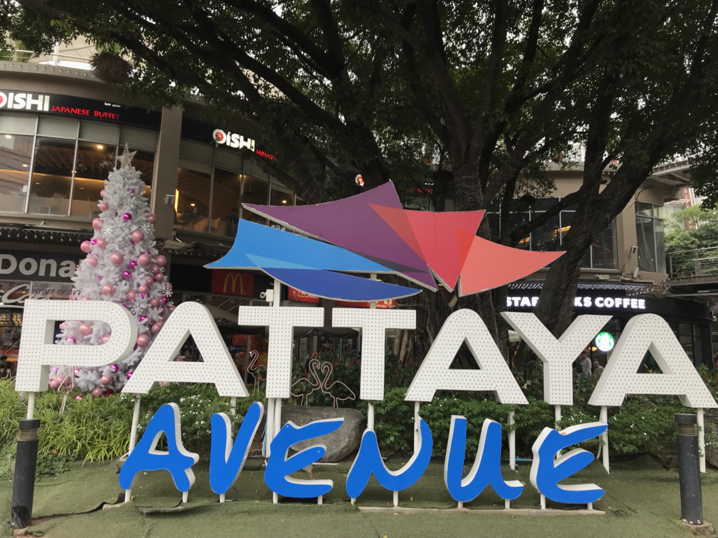 Avenue pattaya. Новый год в Паттайе. Тайский новый год Паттайя. ТЦ Авеню Паттайя. Центр Паттайи новый год.