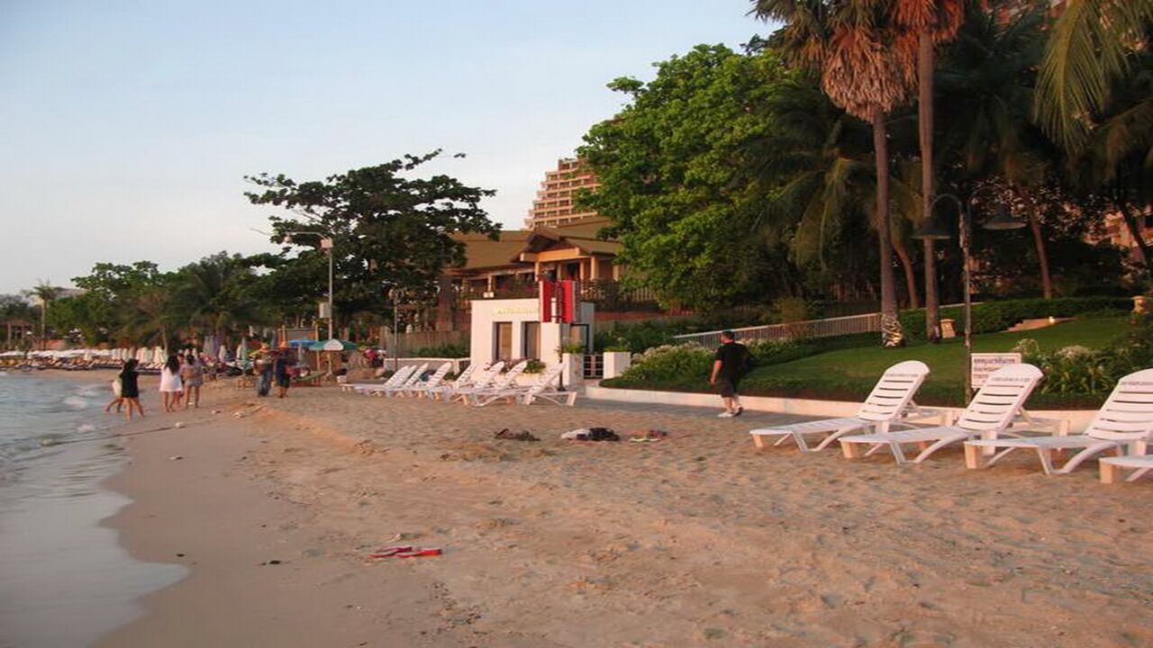 Пляж возле отеля Wongamat